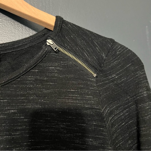 Delia sweater size m longer in length Black textured fabric - Picture 3 of 4